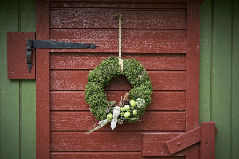 Jedną z charakterystycznych ozdób świątecznych w Norwegii są wianki wieszane na drzwiach wejściowych.